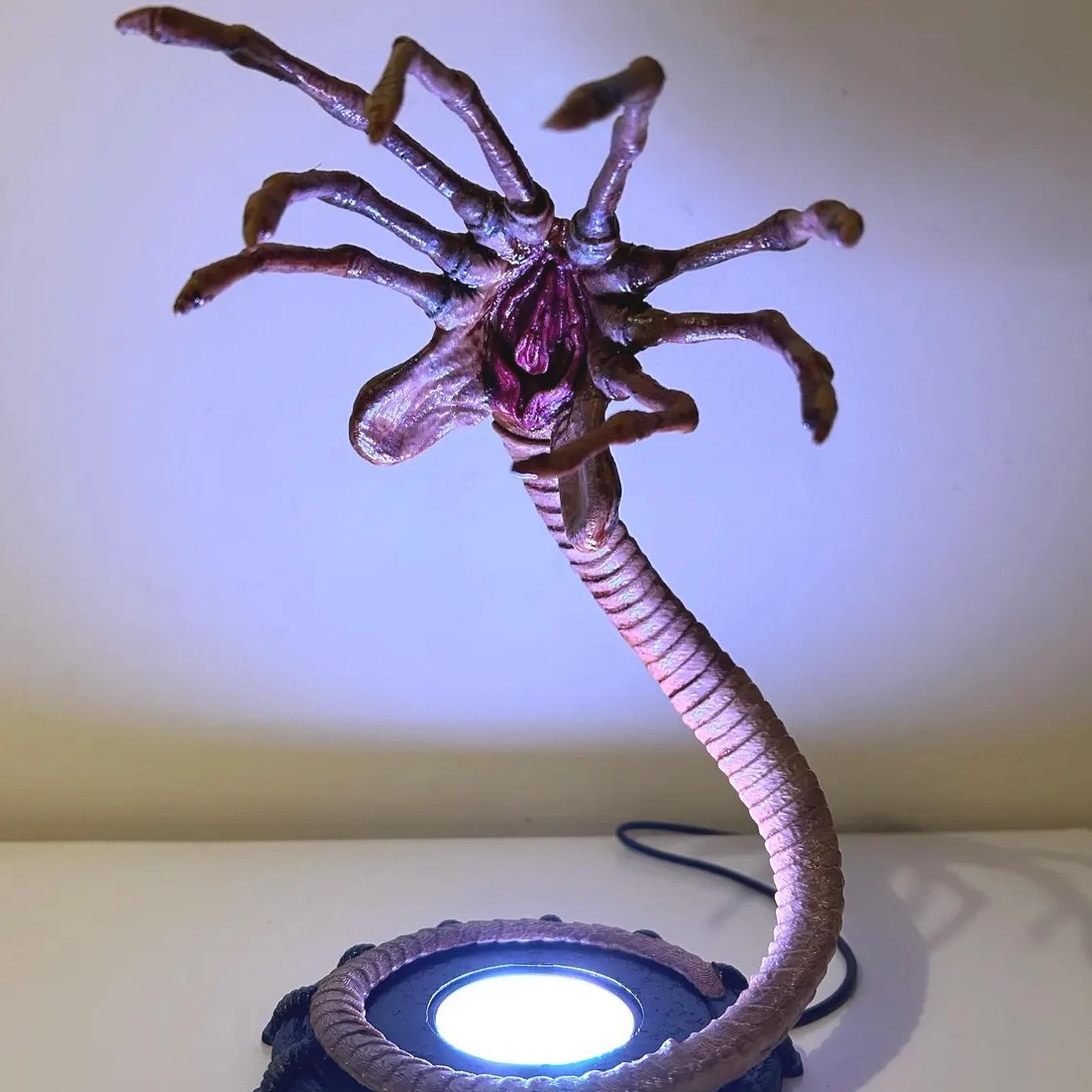 Neon Sign Party - Luminária Alien Facehugger, Decoração de Abóbora